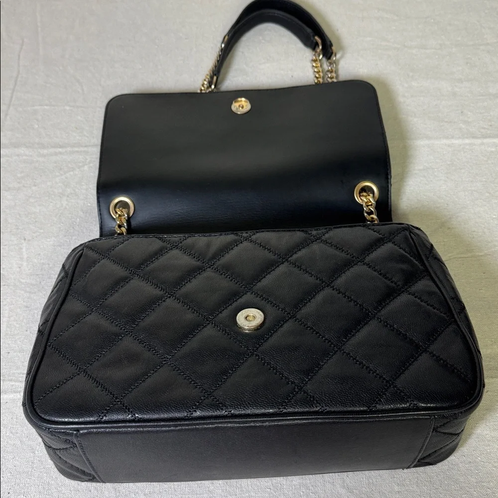 Tory Burch Willa in Volcanic Stone Black Quilted Chain Shoulder Bag.